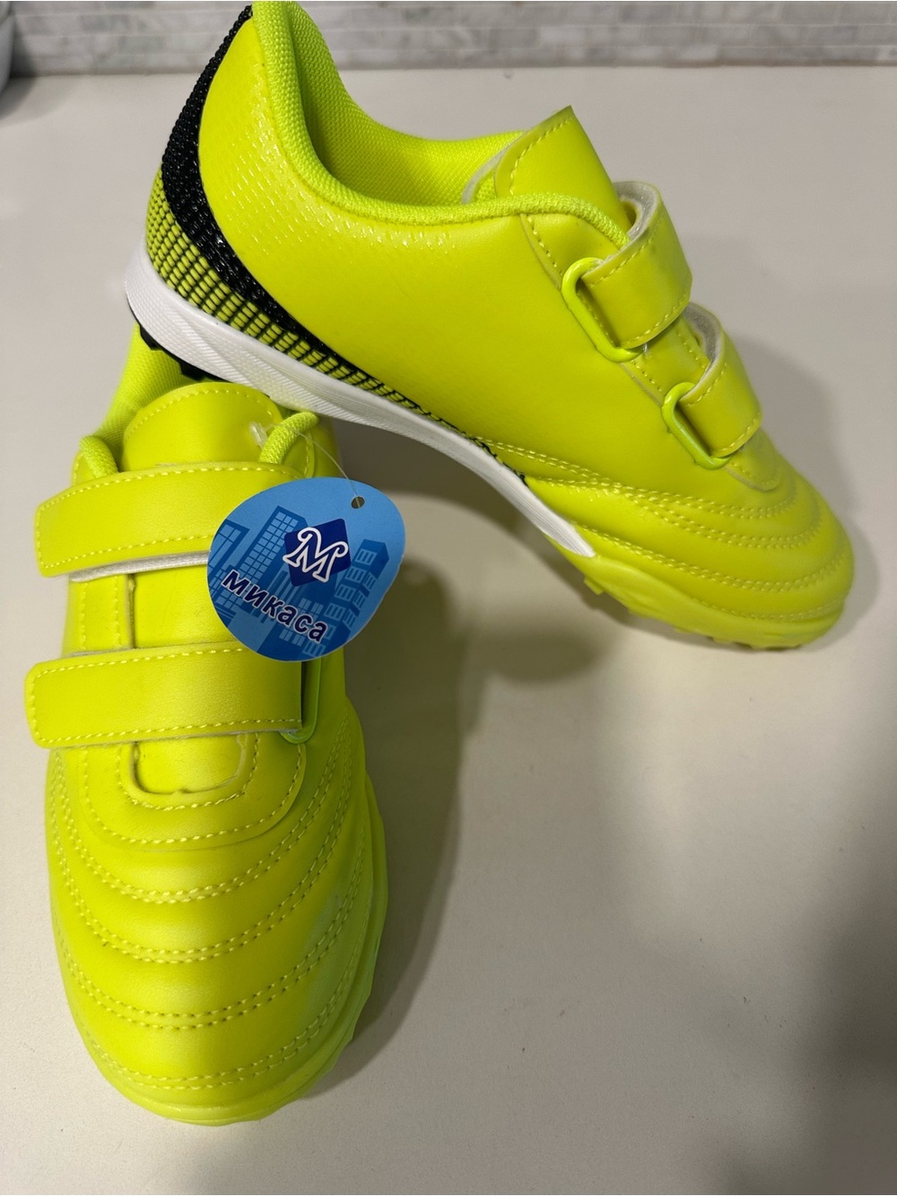 Kids soccer sneakers  Neon Yellow Hook-and-Loop Athletic Shoes, size 32 - Picture 5 of 6